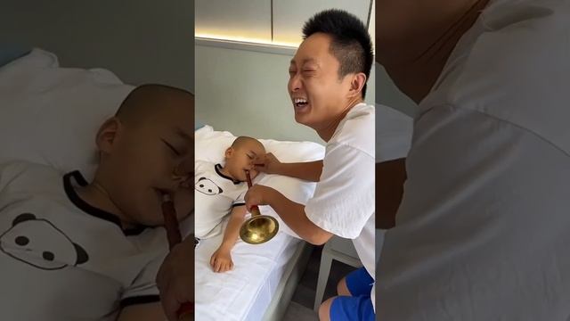 爸爸自制喂饭神器，小米宝一口一个大草莓，这下不愁不吃饭可太乖巧了！#Cute baby#Cute#呆萌小米宝#聪明宝宝#萌娃 смотреть онлайн