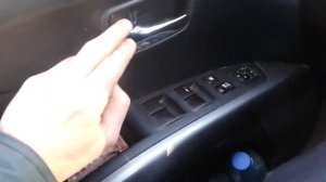Видео: Как открывать заблокированную дверь в Mitsubishi Outlander XL изнутри?