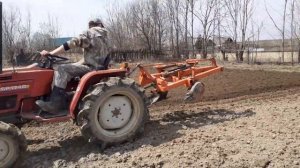 Вспашка огорода роторным плугом.