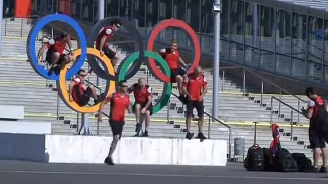 Зрители съежаются в Сочи на первый в истории этап «Формулы-1» (новости) http://9kommentariev.ru/ смотреть онлайн