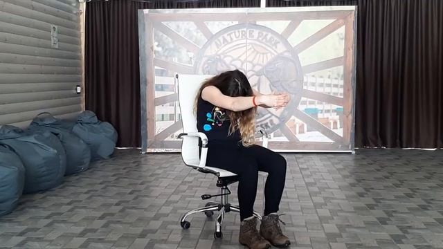 Йога в офисе. Урок 1 смотреть онлайн