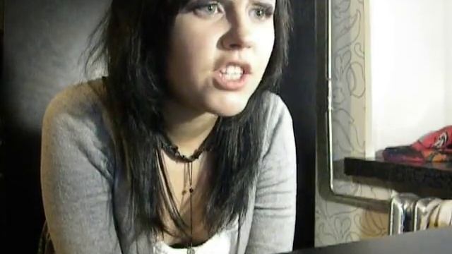 Девушка от души исполняет походный гимн Люфтваффе смотреть онлайн