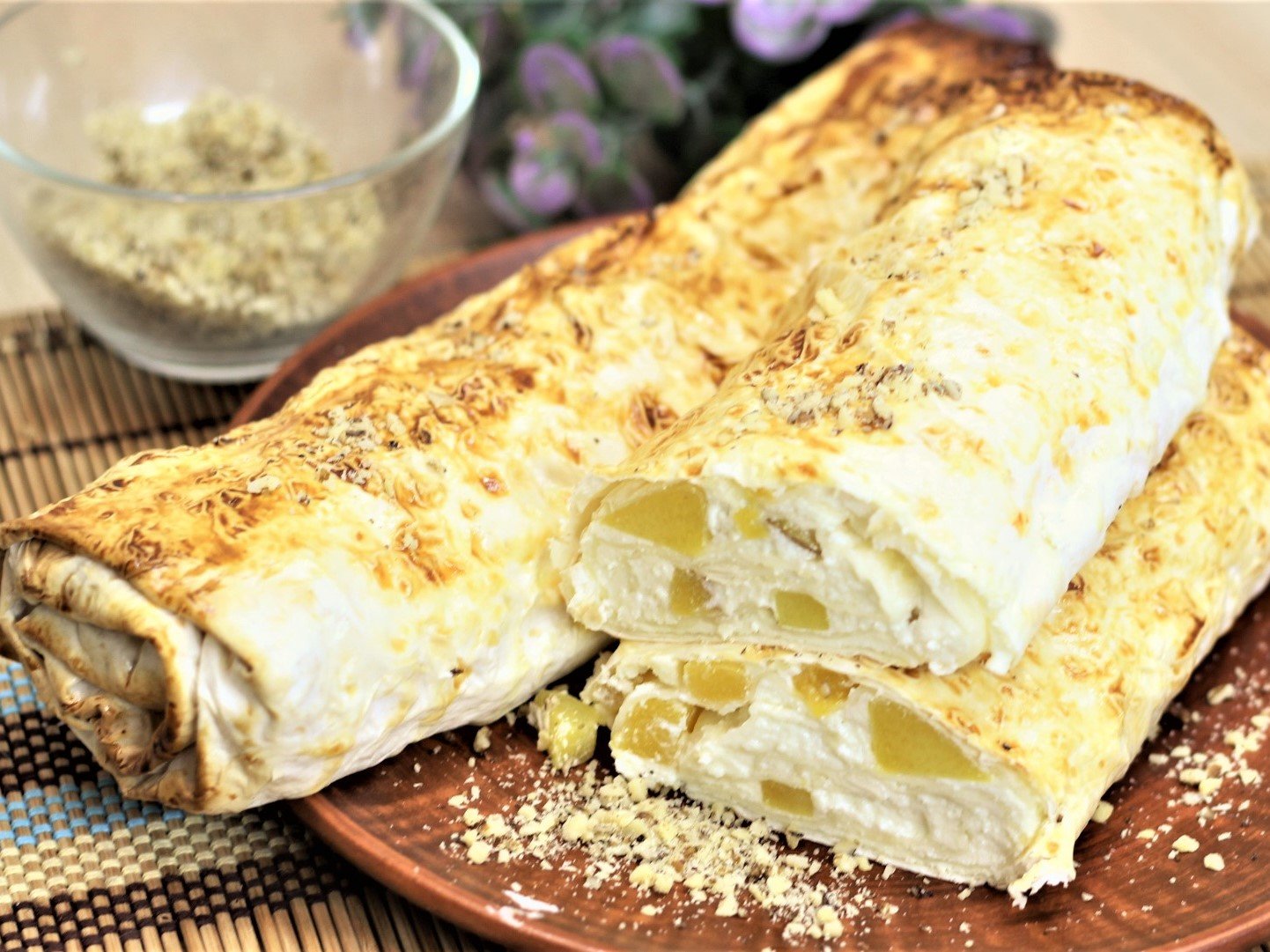 Вкусняшка из тонкого лаваша за считанные минуты?Творожно-фруктовый рулет?Приятного просмотра. смотреть онлайн