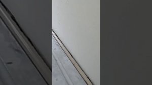 Укладка плинтуса из керамогранита