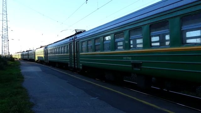 "Следует в ремонт" ЧС4Т-641 с электропоездом ЭР2Р-7016 на станции Котельнич-I смотреть онлайн