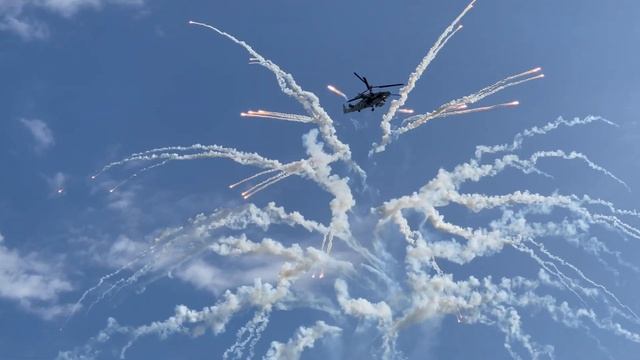 Отстрел ловушек Ка 52 Аллигатор / shooting of Ka 52 Alligator heat traps at the ARMY 2021 Forum смотреть онлайн