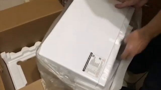 Распаковка - Микроволновая печь Samsung ME88SUW/BW смотреть онлайн