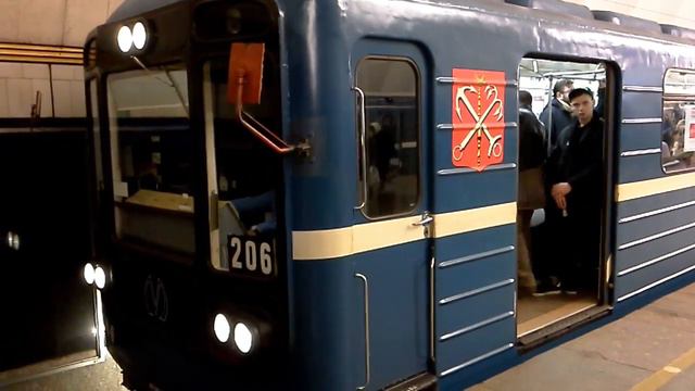 Электропоезд 81-717 номерной 206 прибывает на ст.метро Чёрная речка смотреть онлайн