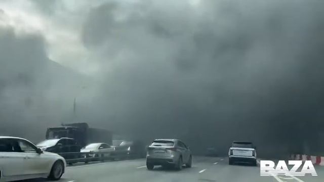 В Москве в строящемся жилом комплексе Eleven на Звенигородском шоссе горят мусор и стройматериалы. смотреть онлайн