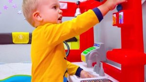 Влад и Ники учатся правилам безопасности и хорошему поведению для детей