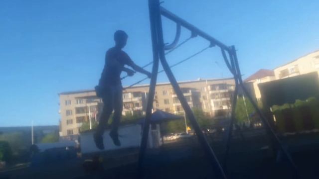 Как мой друг прыгает с качели далеко смотреть онлайн