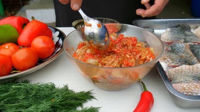 Жареная рыба ПЕЛЕНГАС с картошкой на сковороде на огне смотреть онлайн