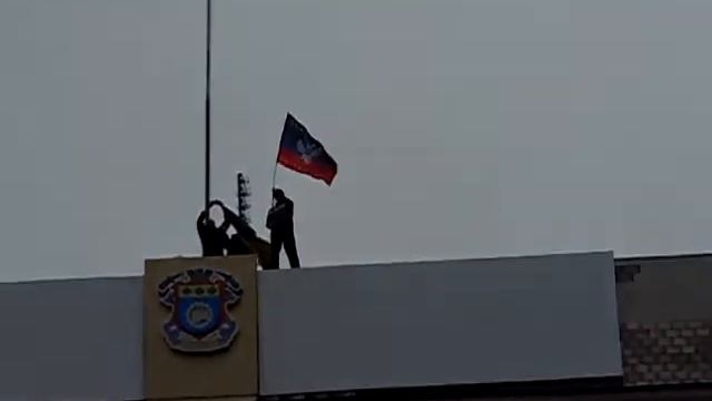 Флаг Донецкой Народной Республики на Краматорском исполкоме смотреть онлайн