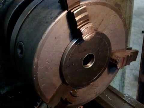 Точим блин на токарном станке для тисков. смотреть онлайн