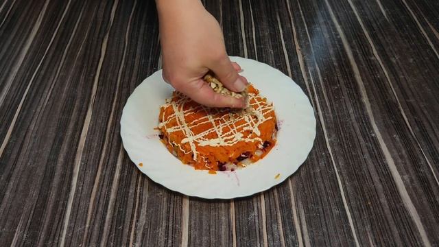 Очень вкусный и праздничный салат - Шапка Мономаха со свининой. смотреть онлайн