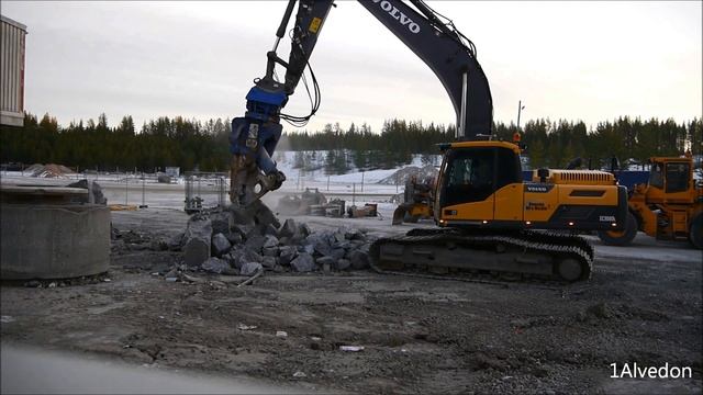 Volvo EC300DL With Hydraram MK25 Cutting Hard Concrete смотреть онлайн