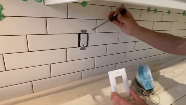 Tiling Tips - Tiling around outlets смотреть онлайн