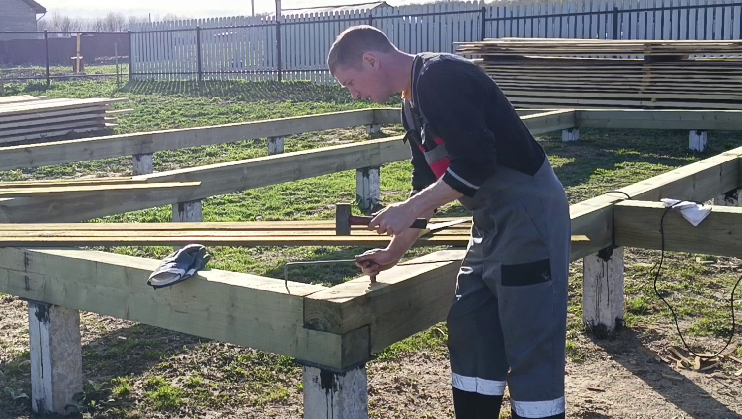 Начало строительства каркасного дома. Обвязка свай брусом. смотреть онлайн