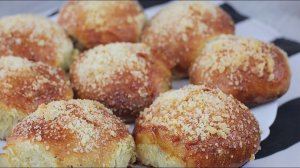 Домашние булочки на сметане с вареной сгущенкой и штрейзельной крошкой