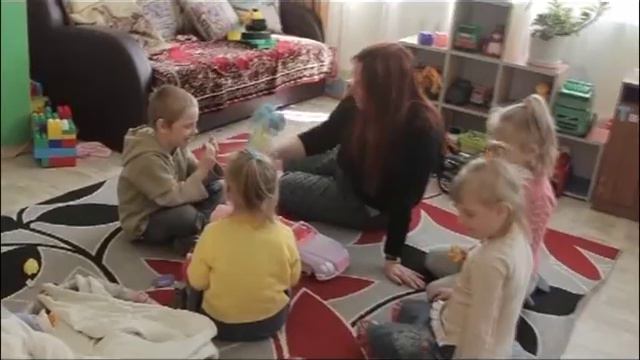 Братья-"маугли", брошенные матерью в шалаше, нашли новых родителей смотреть онлайн