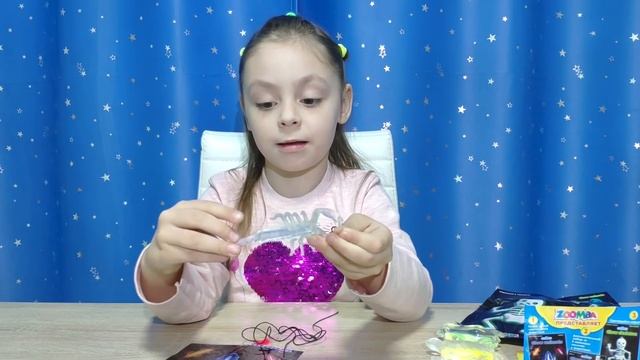 Ева распаковывает Новую коллекцию светящиеся животные Glow Animals от ZOOMBА смотреть онлайн