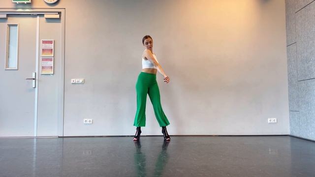 10 Easy Gogo Dance Moves || Tutorial For Beginner & Intermediate Dancers смотреть онлайн