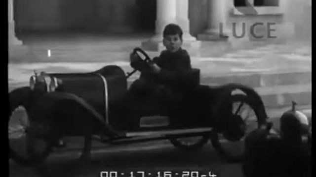 I passatempi di Pietro II di Jugoslavia nel palazzo reale di Dedinje con i fratellini Tomislav e смотреть онлайн