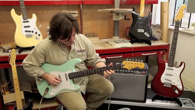 Squier Vintage Modified Surf Stratocaster® смотреть онлайн