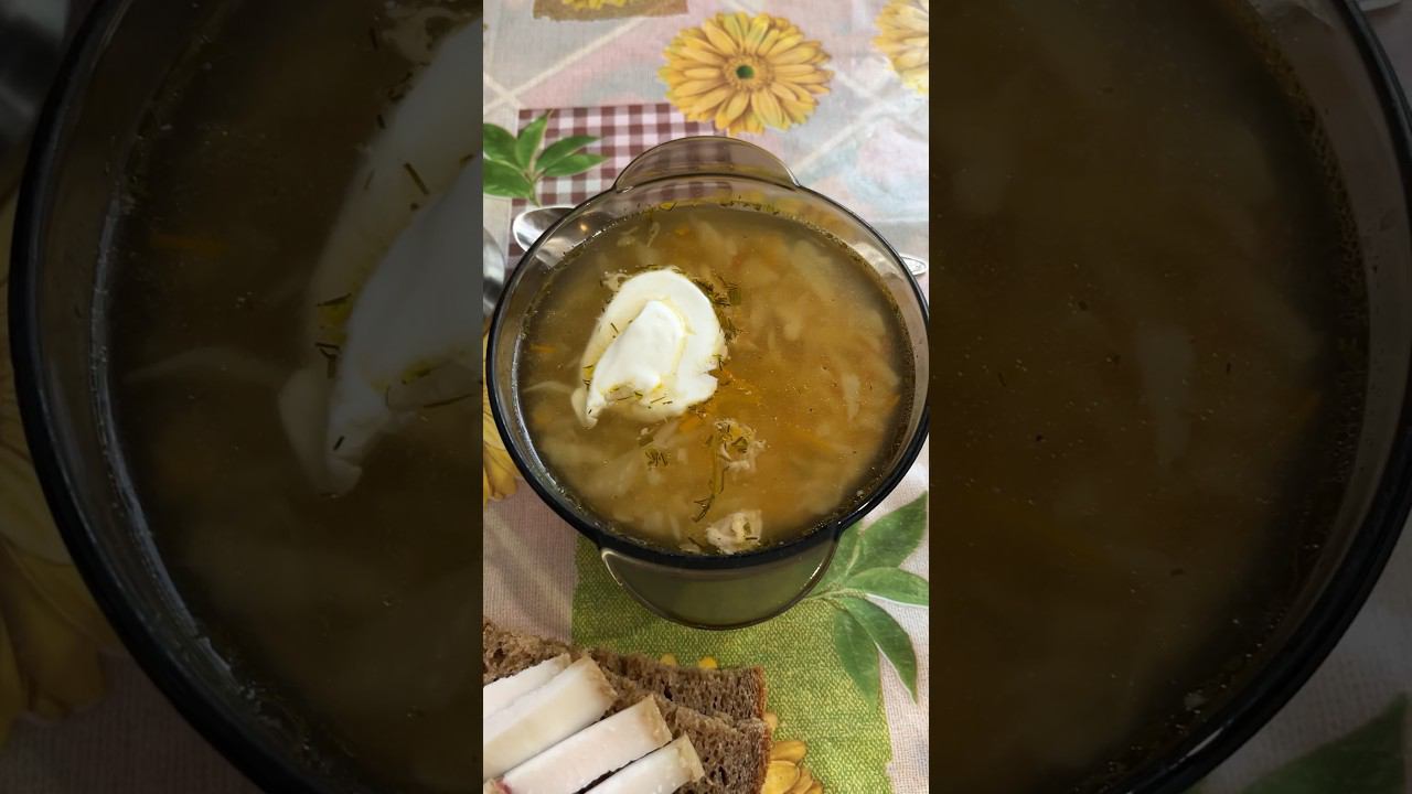 На обед у меня сегодня щи со свежей капусты, добавил немного сметаны и чай с мини-маффинами