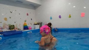 Детский бассейн//Настя учится делать звездочку и поплавок на воде
