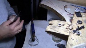 вытаскиваем приклеенный камень