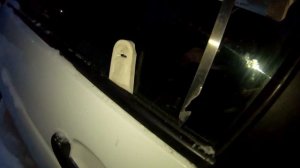 Как открыть дверь приоры линейкой, если сел Акамулятор и остались ключи в машине