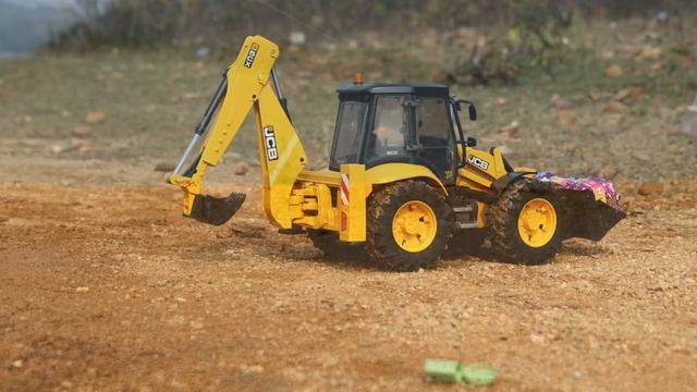 Грузовики с песком ездят по бездорожью смотреть онлайн