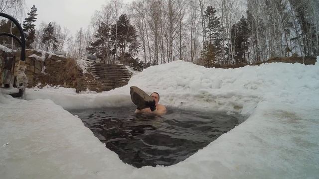 Жим природного камня 50 кг в проруби. / Press 50 kg natural stone in ice-hole. смотреть онлайн