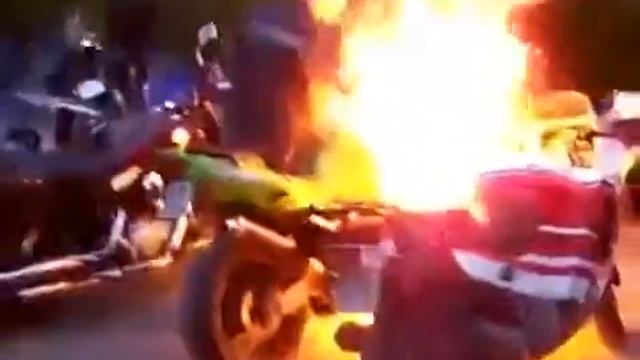 Сгорел Kawasaki ninja 750 Неудачная перегазовка, Unsuccessful press accelerator n смотреть онлайн