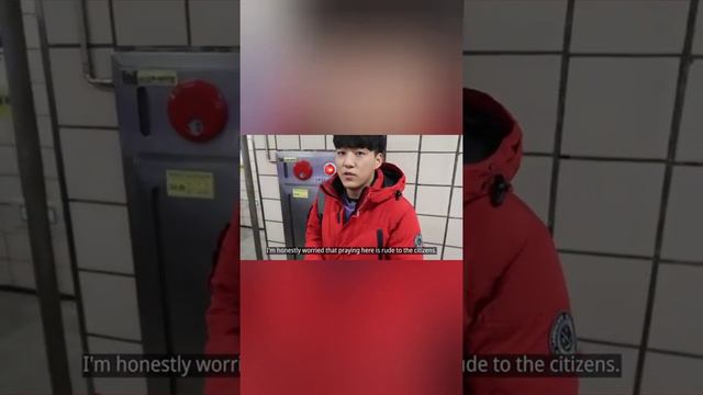 Мусульманин Корейц читает намаз центр города Южный Кореии. J.Ko'realik Musulman  D.Kim Nomoz Kiladi