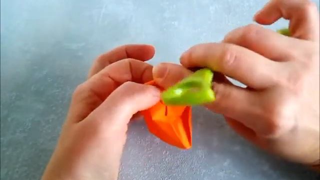 Как сделать тюльпан из бумаги. Как сложить бумажные цветы. Подарок маме смотреть онлайн