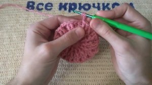 Берет крючком рельефными столбиками knitted beret Все крючком TV