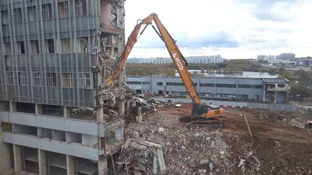 Снос здания на Волоколамском шоссе. 34-метровый разрушитель.