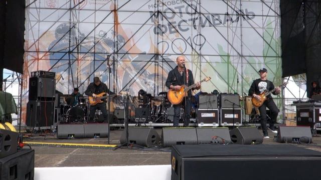 Дядя Ваня поет "Комнатный рок" (live) смотреть онлайн