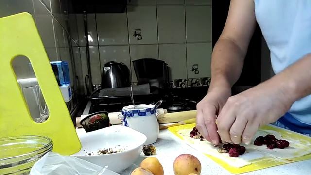 Быстрые слойки с абрикосом,вишней и орехами. смотреть онлайн