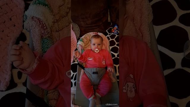 Малышка чем то недовольна...Смотреть до конца смотреть онлайн