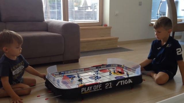 Игра в настольный хоккей смотреть онлайн