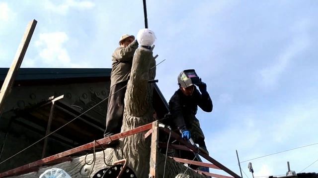 оформление углов фасада дома в виде ДЕРЕВЬЕВ из арт бетона и ТОПОРЫ на фасаде дома. смотреть онлайн