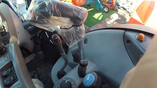 Обзор колесного синего трактора с погрузчиком Valtra за 5,5 млн рублей. Valtra против Джон Дир. смотреть онлайн