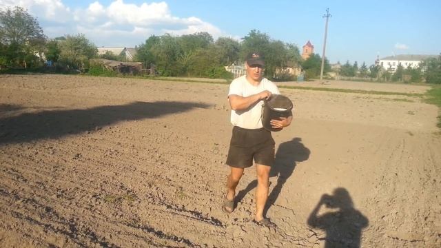 Как быстро рассыпать удобрение или зерно по большой площади смотреть онлайн