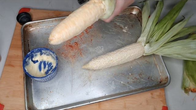 Кукурузу обмазываем в специях перед грилем в собственных листьях смотреть онлайн