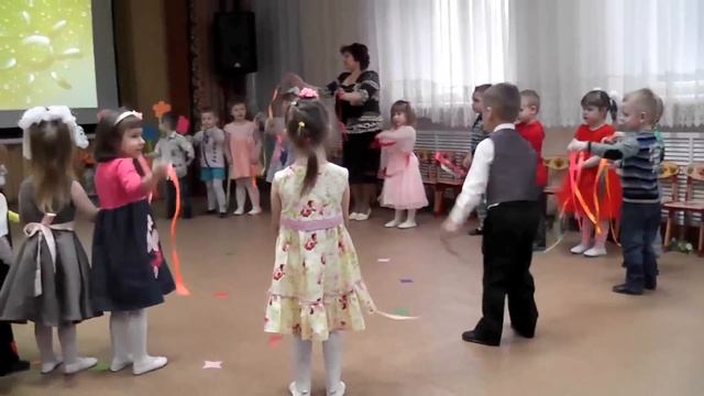 "Танец солнечных лучиков" /мл. гр/ Евтодьевой Аллы смотреть онлайн
