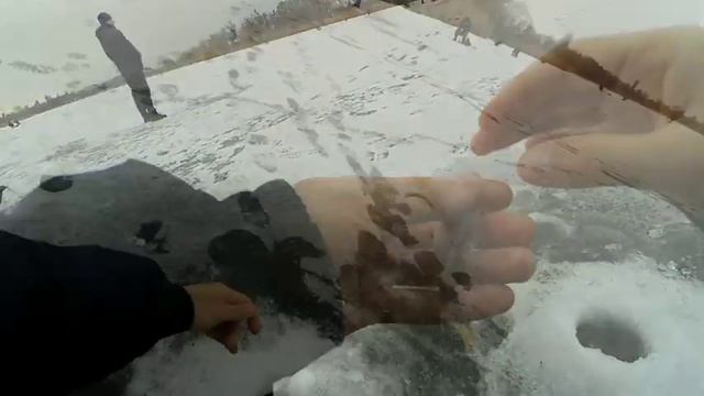 Ловля КАРАСЯ зимой со льда | Зимняя рыбалка 2023 на водохранилище смотреть онлайн