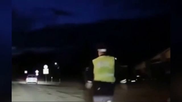 Сотрудник ДПС забыл поставить машину на ручник смотреть онлайн